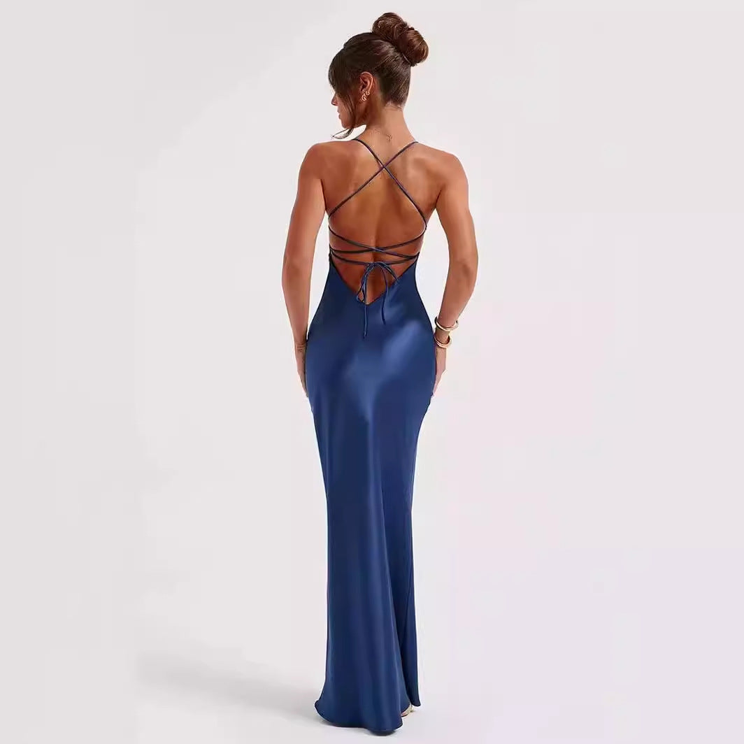 Kvinnors Elegant Satin Maxi Klänning med Djup V-Hals och Slim Fit-Eva Jonsson