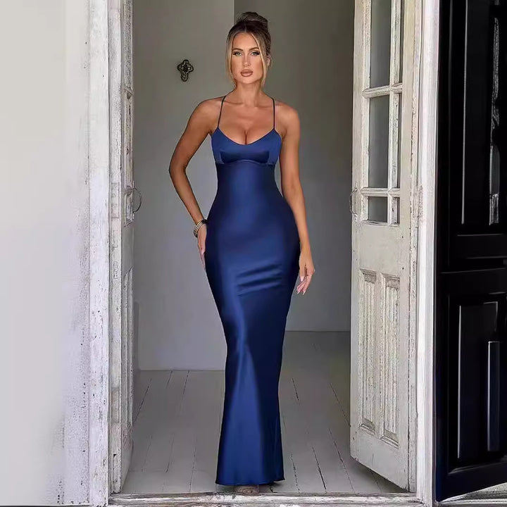 Kvinnors Elegant Satin Maxi Klänning med Djup V-Hals och Slim Fit-Eva Jonsson