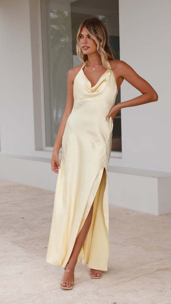 Kvinnors Elegant Satin Maxi Klänning med Djupare Urrigning och Sidsplit Mirla-Eva Jonsson