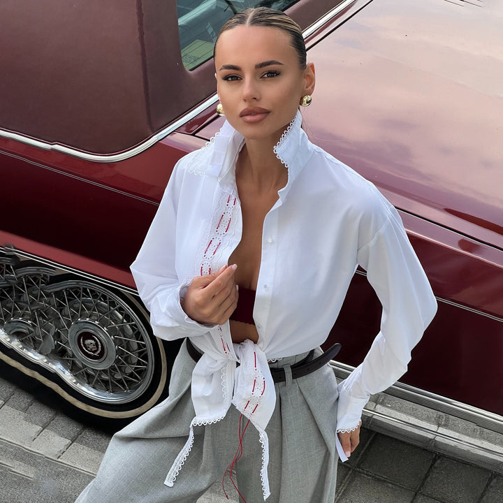 Kvinnors Elegant Skjorta med Spetsdetaljer och Snörning Detalj Mirla-Eva Jonsson