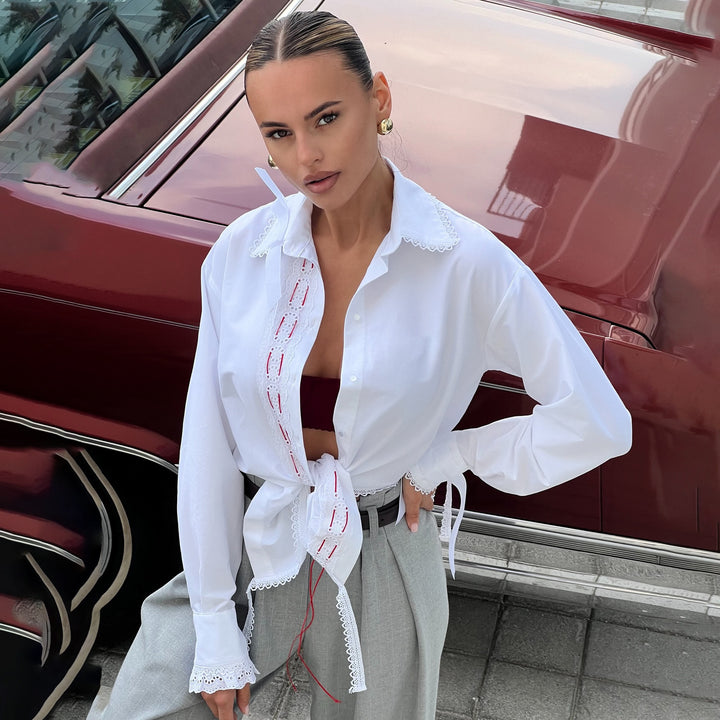 Kvinnors Elegant Skjorta med Spetsdetaljer och Snörning Detalj Mirla-Eva Jonsson