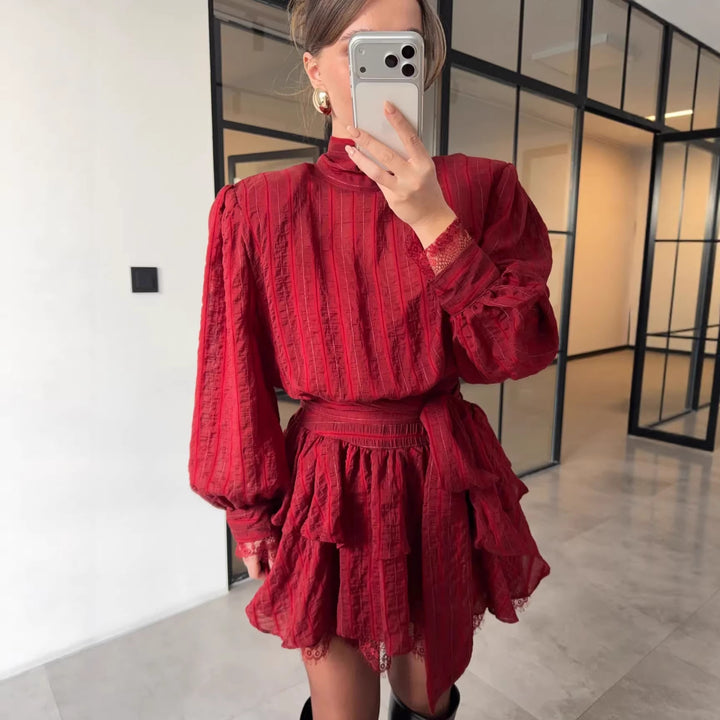 Kvinnors Elegant Skjortklänning med Voluminösa Ärmar och Volangdetaljer Mirla-Eva Jonsson