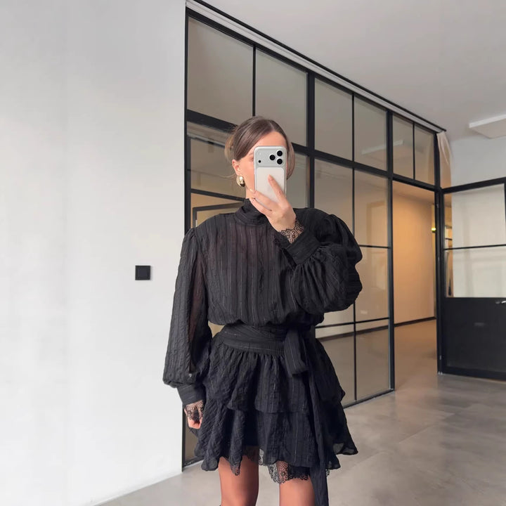 Kvinnors Elegant Skjortklänning med Voluminösa Ärmar och Volangdetaljer Mirla-Eva Jonsson