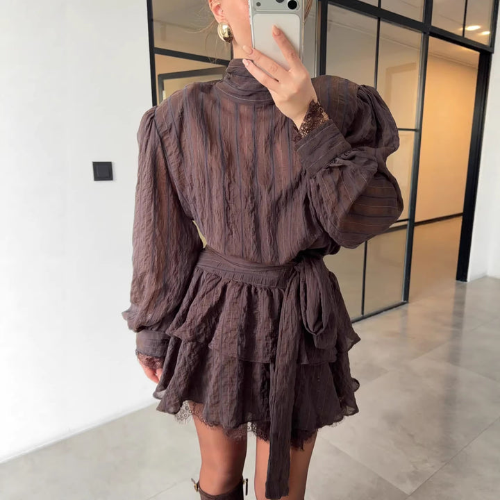 Kvinnors Elegant Skjortklänning med Voluminösa Ärmar och Volangdetaljer Mirla-Eva Jonsson