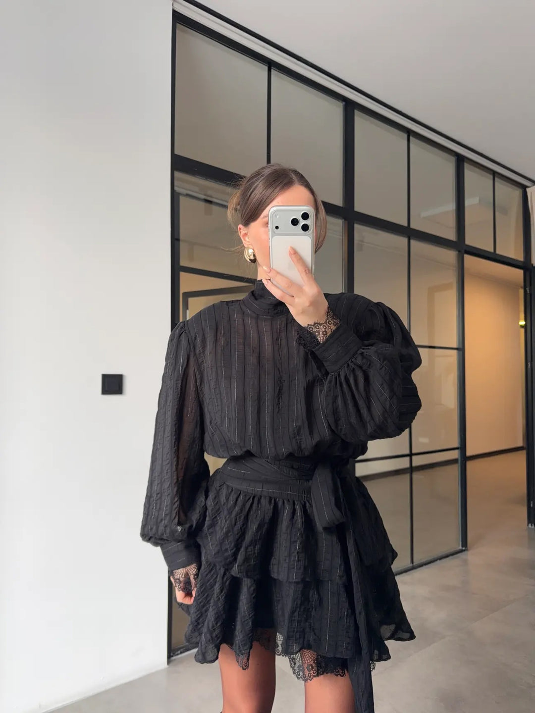 Kvinnors Elegant Skjortklänning med Voluminösa Ärmar och Volangdetaljer Mirla-Eva Jonsson