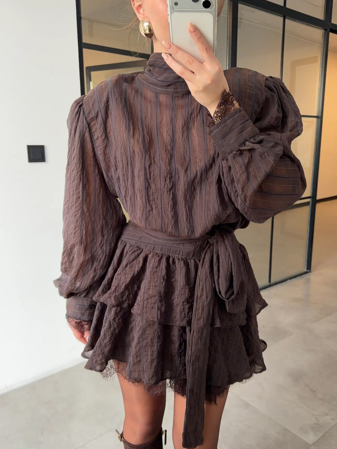Kvinnors Elegant Skjortklänning med Voluminösa Ärmar och Volangdetaljer Mirla-Eva Jonsson