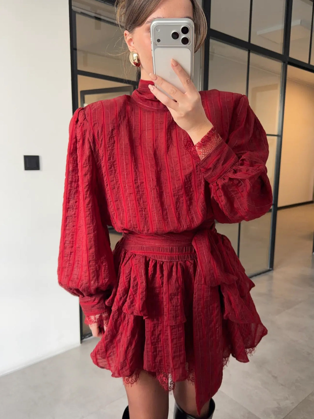 Kvinnors Elegant Skjortklänning med Voluminösa Ärmar och Volangdetaljer Mirla-Eva Jonsson