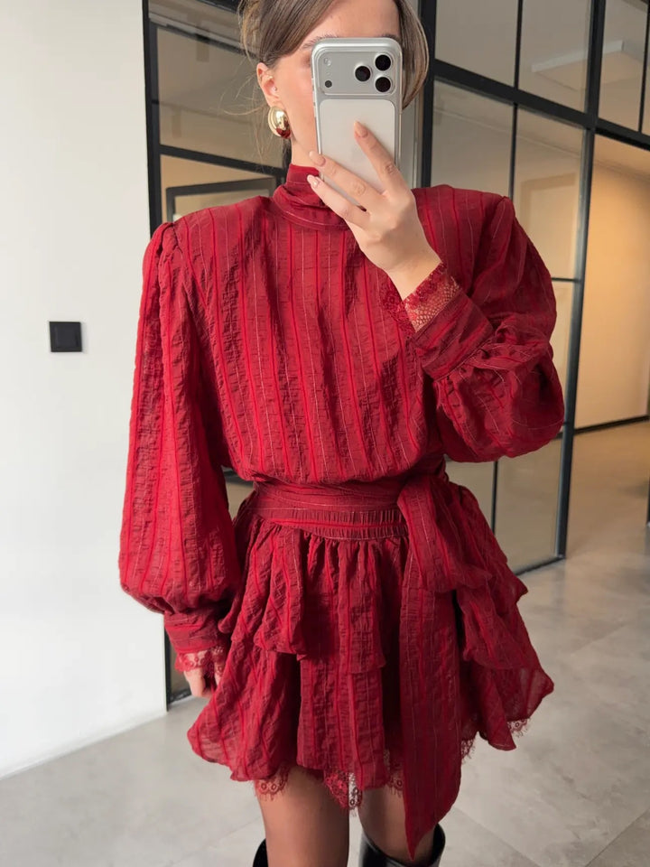 Kvinnors Elegant Skjortklänning med Voluminösa Ärmar och Volangdetaljer Mirla-Eva Jonsson