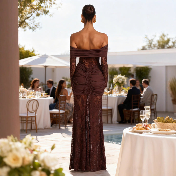 Kvinnors Elegant Spets Kvällsklänning med Off-the-Shoulder Silhuett och Fina Volang Detaljer-Eva Jonsson