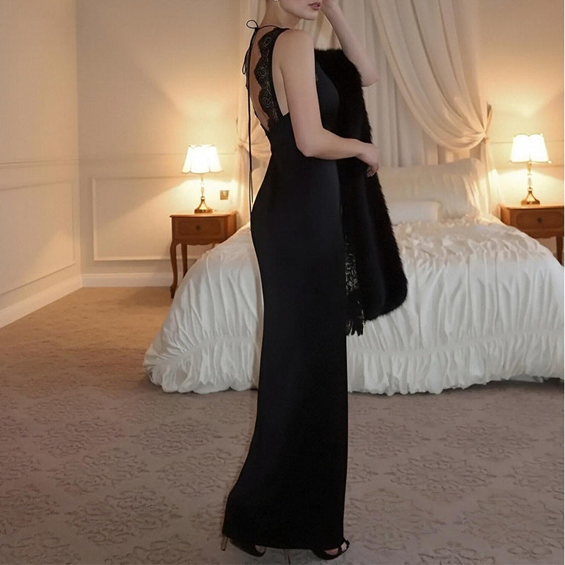 Kvinnors Elegant Spets Maxi Klänning med Djup V-Hals och Långa Handskar Mirla-Eva Jonsson