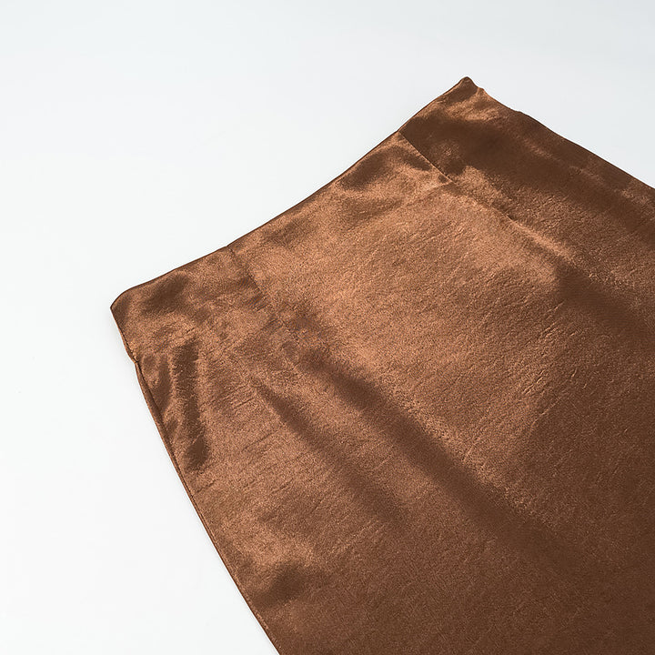 Kvinnors Elegant Spetskjol med Lyxig Satin Topp och Blommiga Detaljer Mirla-Eva Jonsson