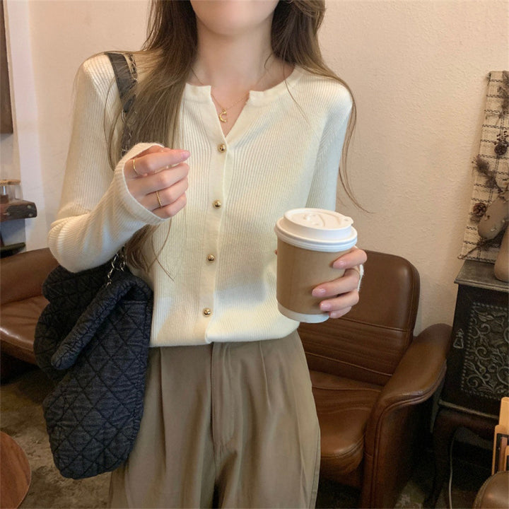 Kvinnors Elegant Stickad Cardigan med Knappar och Fin Ribbad Struktur Mirla-Eva Jonsson