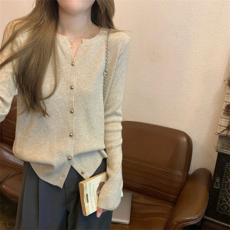 Kvinnors Elegant Stickad Cardigan med Knappar och Fin Ribbad Struktur Mirla-Eva Jonsson