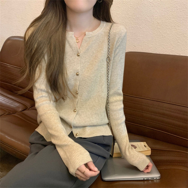 Kvinnors Elegant Stickad Cardigan med Knappar och Fin Ribbad Struktur Mirla-Eva Jonsson