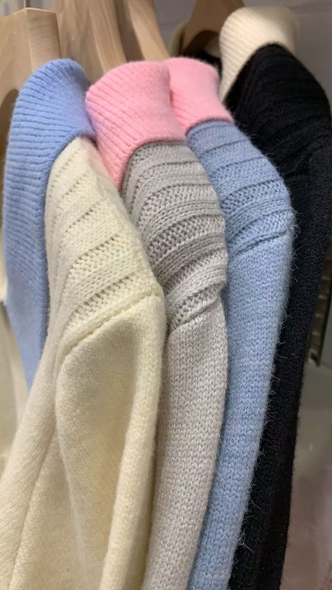 Kvinnors Elegant Stickad Tröja med Krage och Knappar Detaljer Mirla-Eva Jonsson