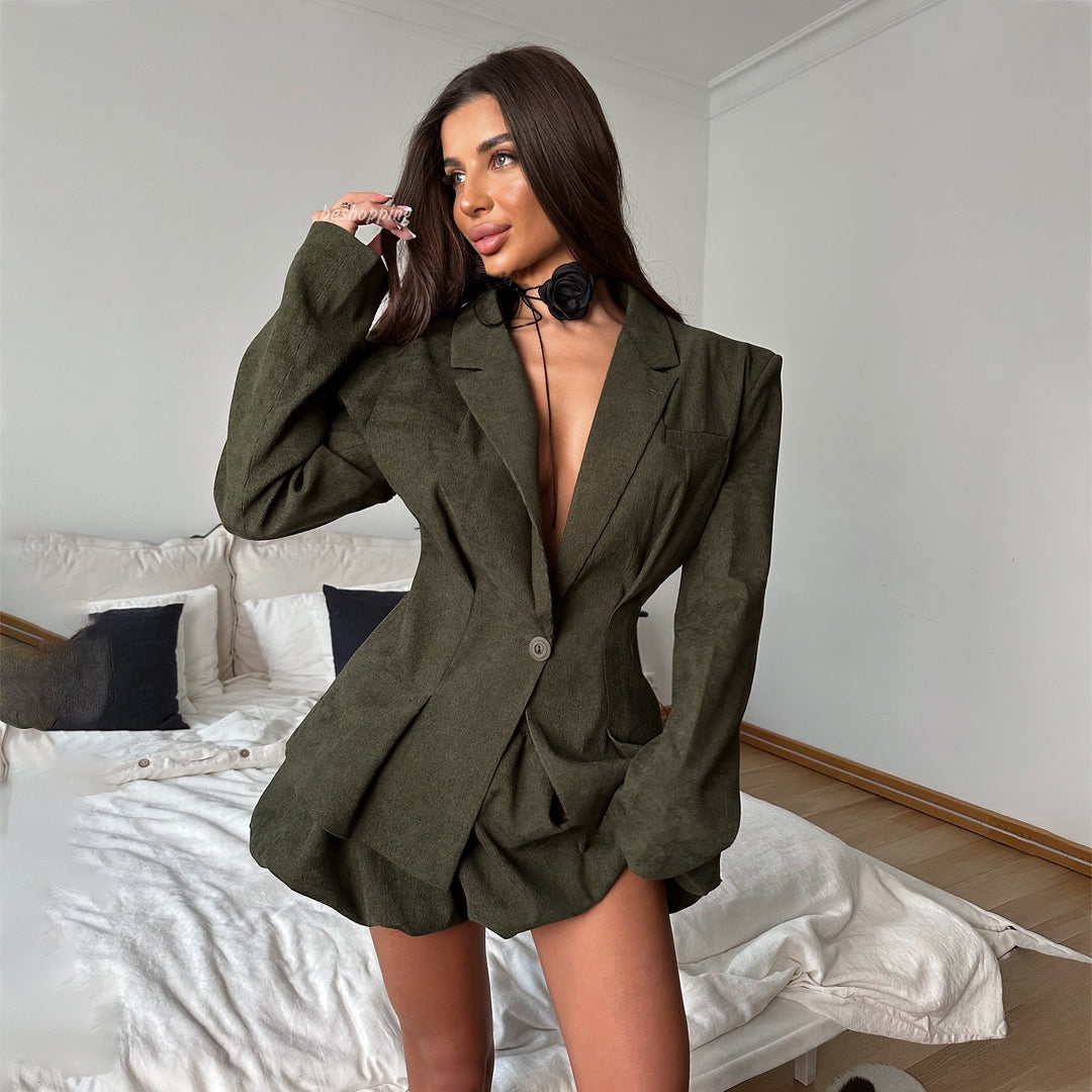 Kvinnors Elegant Strukturerad Blazer med Djup U-ringning Mirla-Eva Jonsson