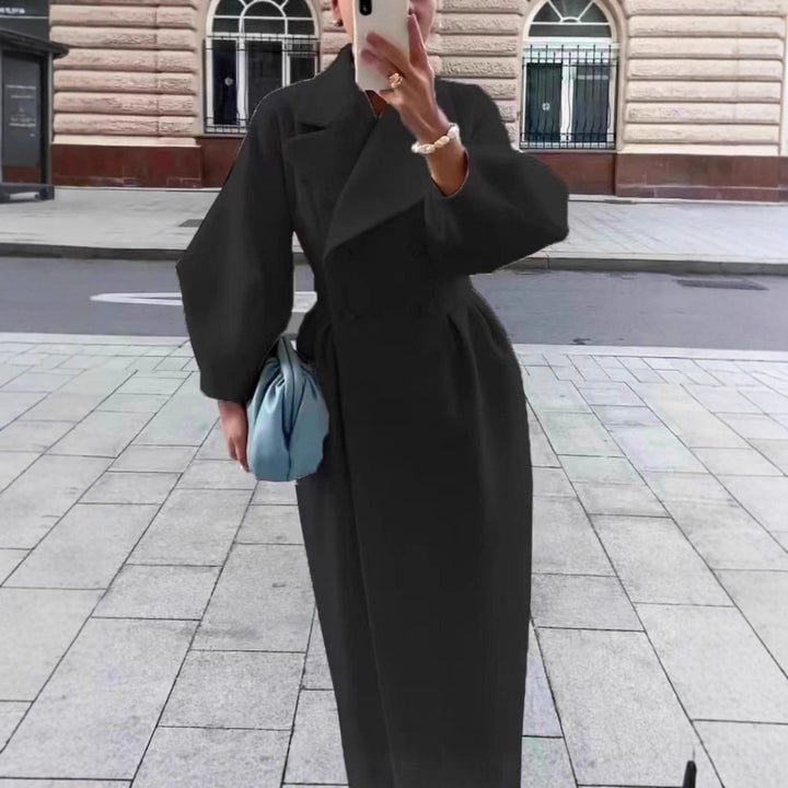 Kvinnors Elegant Trench Coat med Skräddarsydd Passform och Sidöppning Mirla-Eva Jonsson