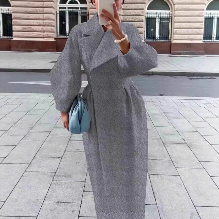 Kvinnors Elegant Trench Coat med Skräddarsydd Passform och Sidöppning Mirla-Eva Jonsson