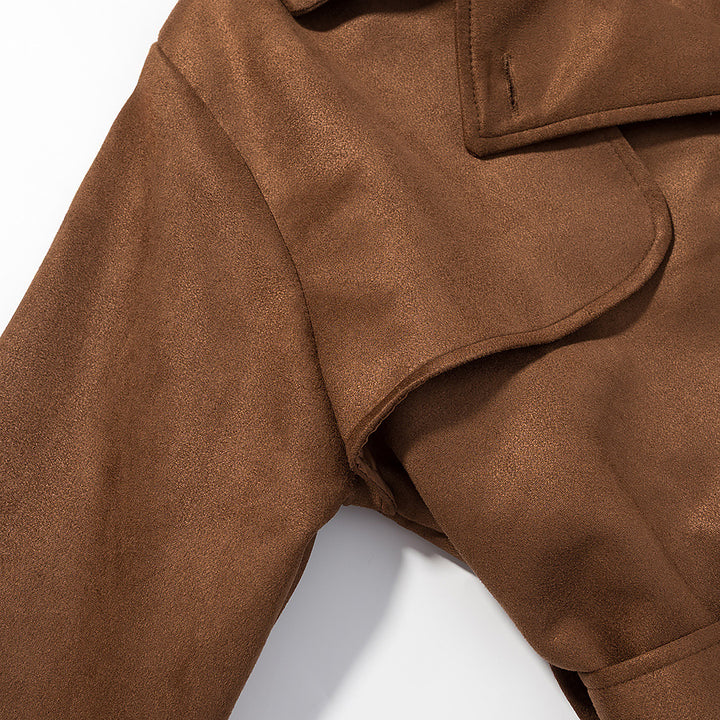 Kvinnors Elegant Trench Coat tillverkad av mjukt mockaimitation med praktiskt bälte och trendig skärning Mirla-Eva Jonsson