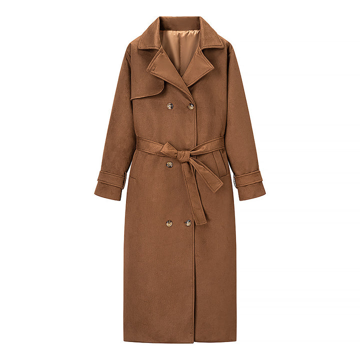 Kvinnors Elegant Trench Coat tillverkad av mjukt mockaimitation med praktiskt bälte och trendig skärning Mirla-Eva Jonsson