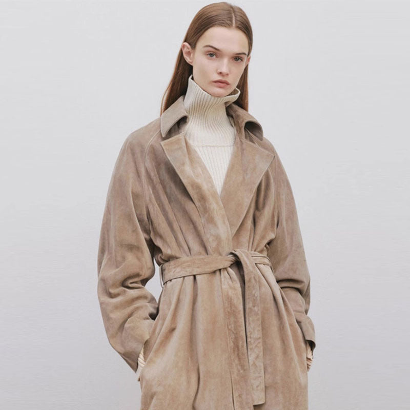 Kvinnors Elegant och Moded Trench Coat Tillverkad av Högkvalitativ Mocka Mirla-Eva Jonsson