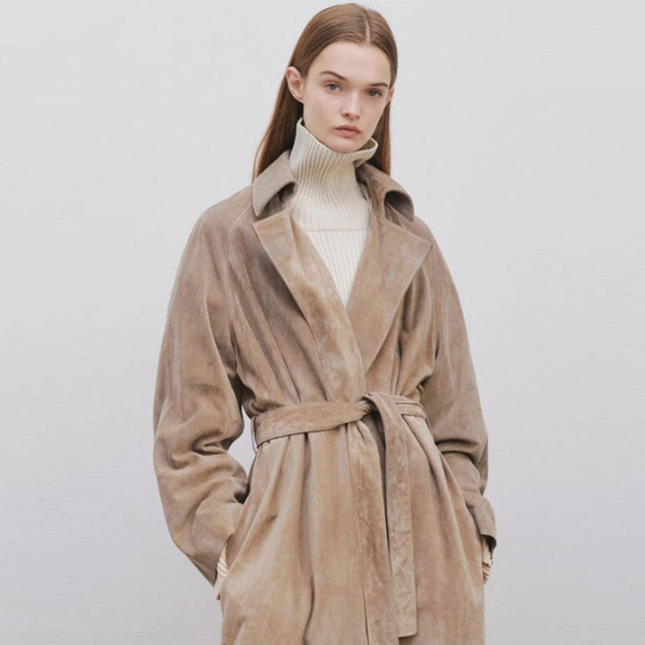 Kvinnors Elegant och Moded Trench Coat Tillverkad av Högkvalitativ Mocka Mirla-Eva Jonsson