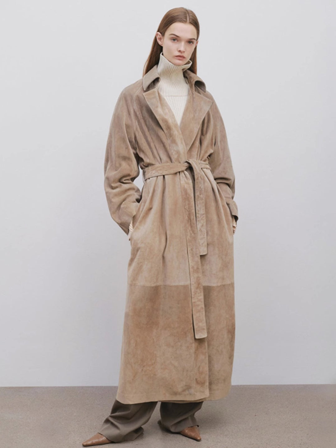 Kvinnors Elegant och Moded Trench Coat Tillverkad av Högkvalitativ Mocka Mirla-Eva Jonsson