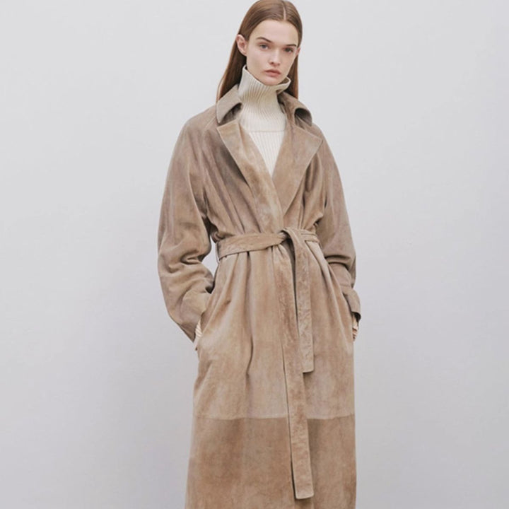 Kvinnors Elegant och Moded Trench Coat Tillverkad av Högkvalitativ Mocka Mirla-Eva Jonsson