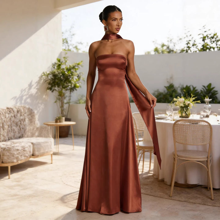 Kvinnors Elegant och Off-Shoulder Kvällsklänning med Flödande Fall-Eva Jonsson