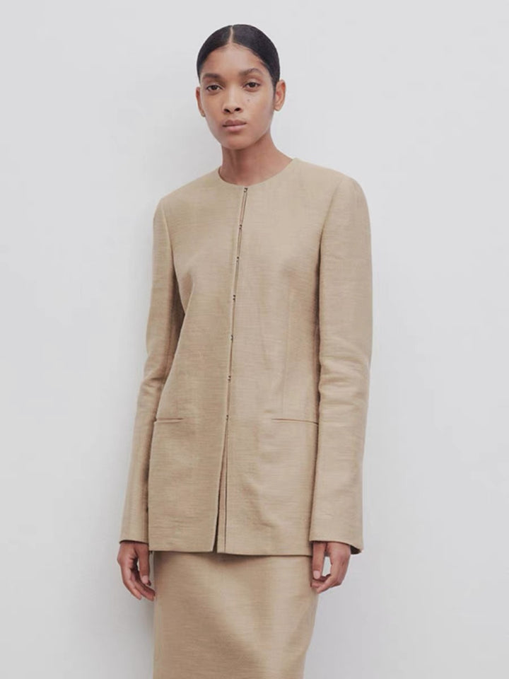 Kvinnors Elegant och Strukturerad Blazer med Minimalistisk Knapplist Mirla-Eva Jonsson