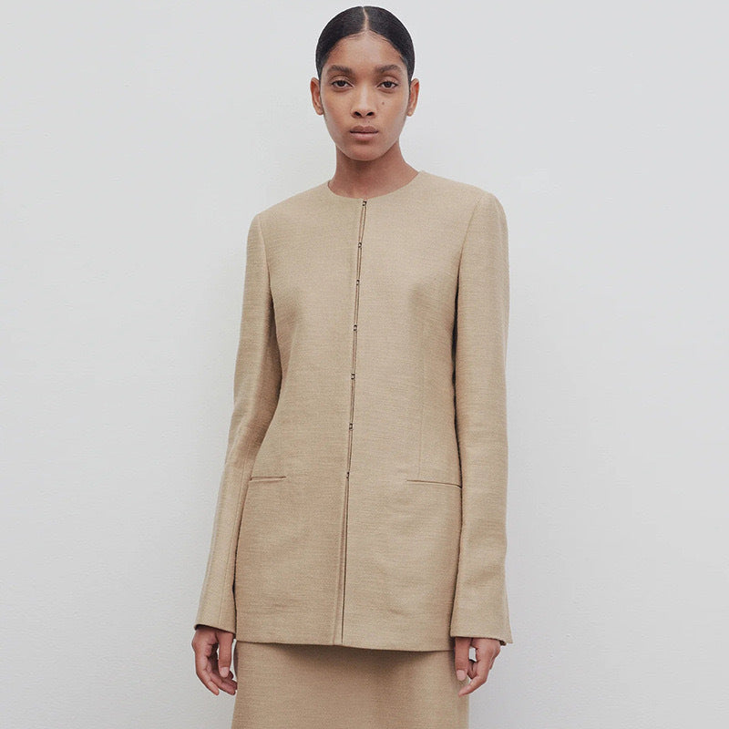 Kvinnors Elegant och Strukturerad Blazer med Minimalistisk Knapplist Mirla-Eva Jonsson