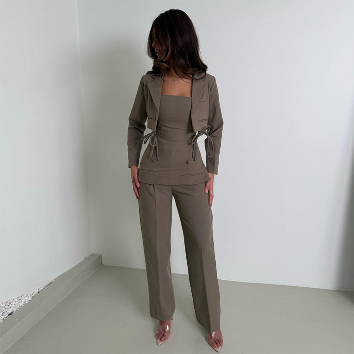 Kvinnors Eleganta Tvådelade Set med Figursydd Topp och Vida Byxor Stil Mirla-Eva Jonsson