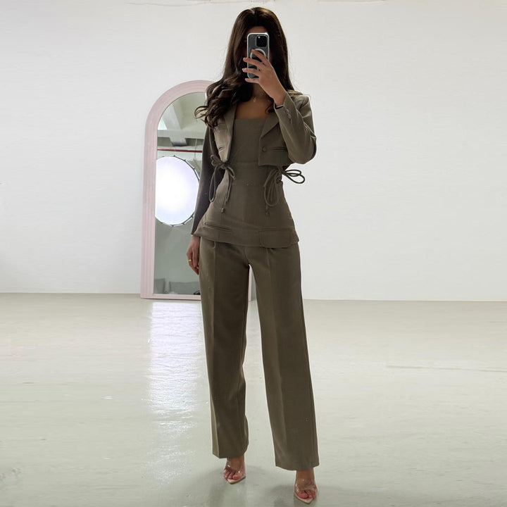 Kvinnors Eleganta Tvådelade Set med Figursydd Topp och Vida Byxor Stil Mirla-Eva Jonsson