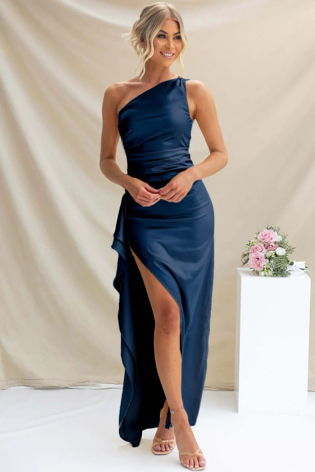 Kvinnors En-Sidig Maxi Klänning med Sidoficka och Elegant Drapering-Eva Jonsson