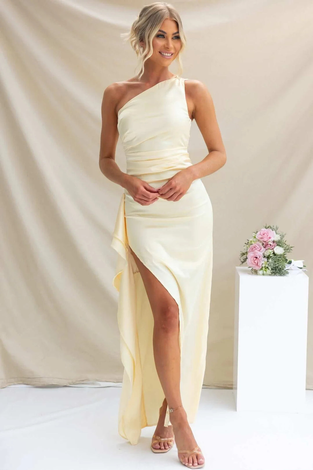 Kvinnors En-Sidig Maxi Klänning med Sidoficka och Elegant Drapering-Eva Jonsson
