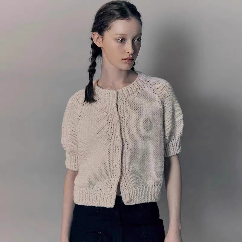 Kvinnors Fashionabla Stickade Tröja med Puffärmar Mirla-Eva Jonsson