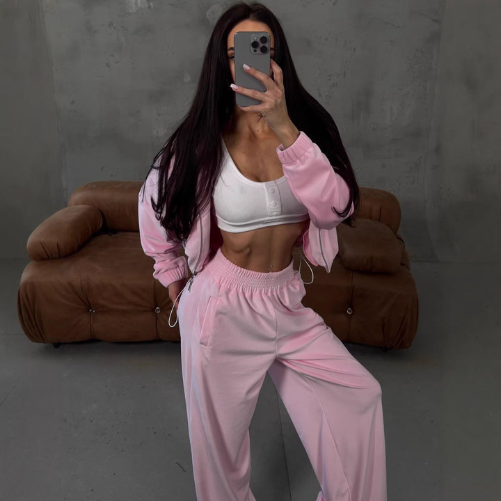 Kvinnors Fashionabla Velour Lounge Set med Cropped Jacka och Vida Byxor Mirla-Eva Jonsson
