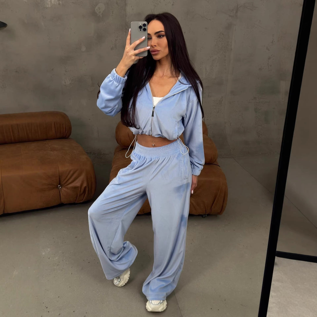 Kvinnors Fashionabla Velour Lounge Set med Cropped Jacka och Vida Byxor Mirla-Eva Jonsson