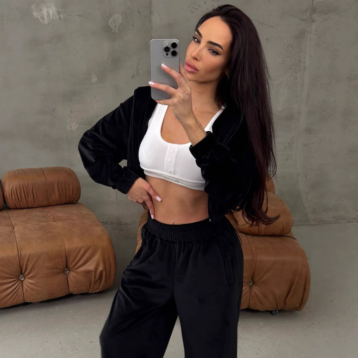 Kvinnors Fashionabla Velour Lounge Set med Cropped Jacka och Vida Byxor Mirla-Eva Jonsson