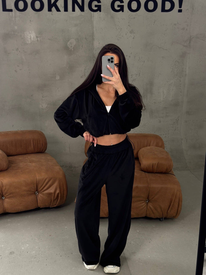 Kvinnors Fashionabla Velour Lounge Set med Cropped Jacka och Vida Byxor Mirla-Eva Jonsson