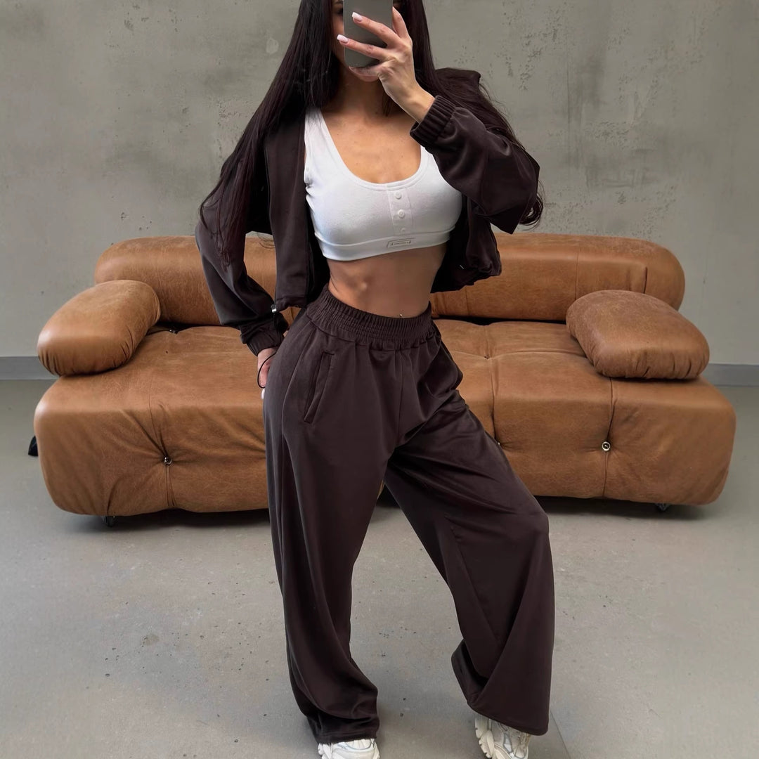 Kvinnors Fashionabla Velour Lounge Set med Cropped Jacka och Vida Byxor Mirla-Eva Jonsson