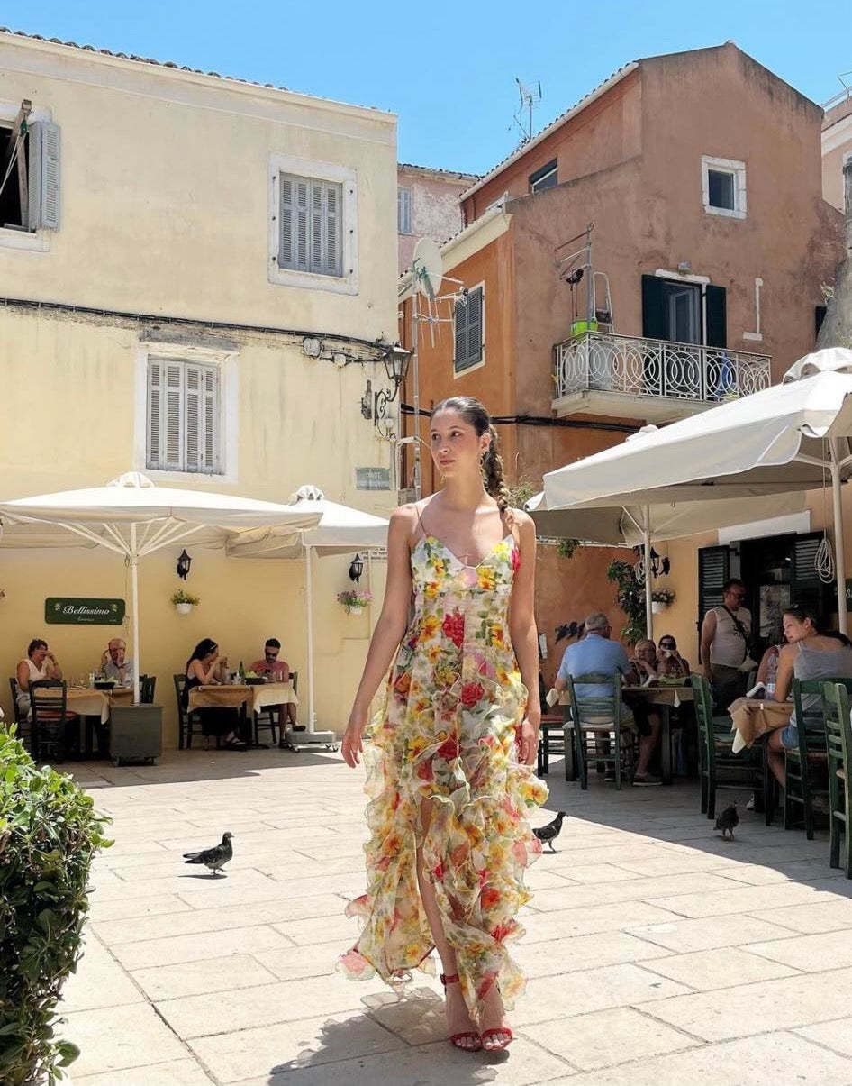 Kvinnors Flödande Chiffon Maxi Klänning med Volangdetaljer och Blommande Accenter Mirla-Eva Jonsson