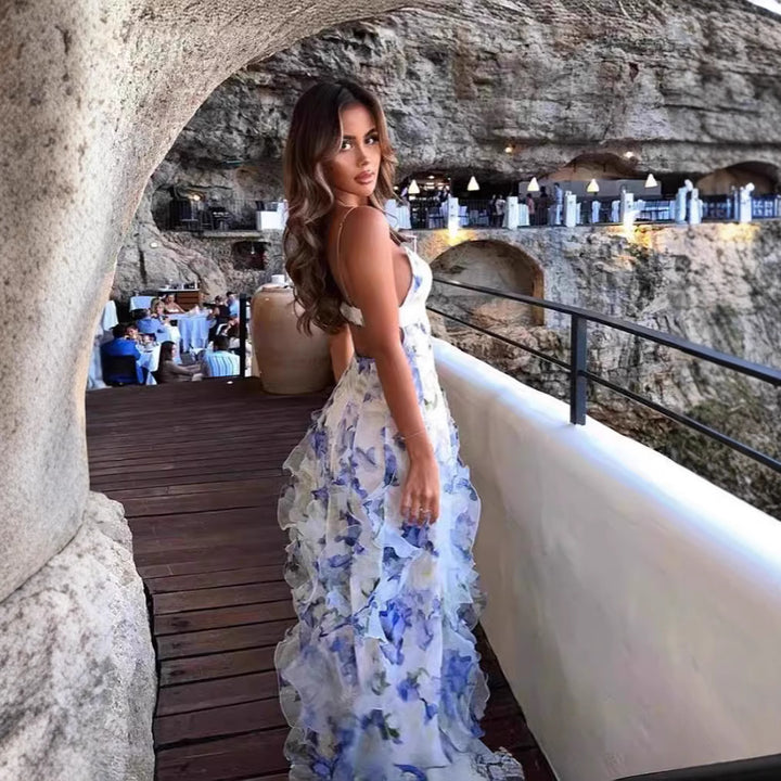 Kvinnors Flödande Chiffon Maxi Klänning med Volangdetaljer och Blommande Accenter Mirla-Eva Jonsson