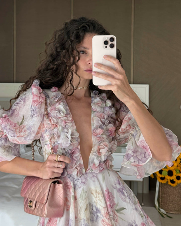 Kvinnors Flödande Maxi Klänning med Romantiska Rynkad Detaljer och Blommönster-Eva Jonsson