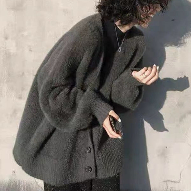 Kvinnors Fluffig Cardigan med Stora Knappar och Bred Skärning Design Mirla-Eva Jonsson