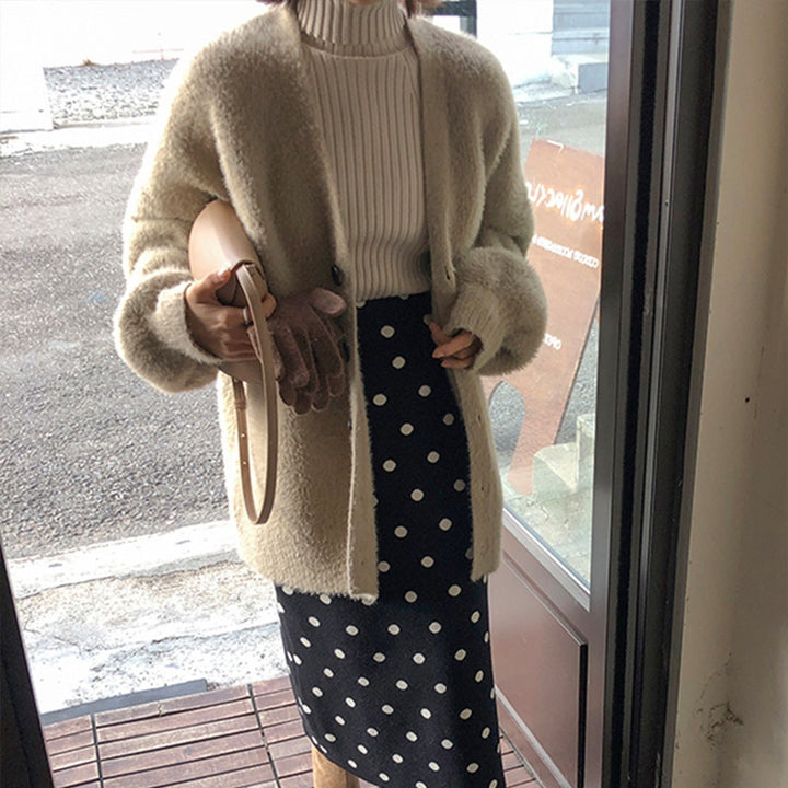 Kvinnors Fluffig Cardigan med Stora Knappar och Bred Skärning Design Mirla-Eva Jonsson