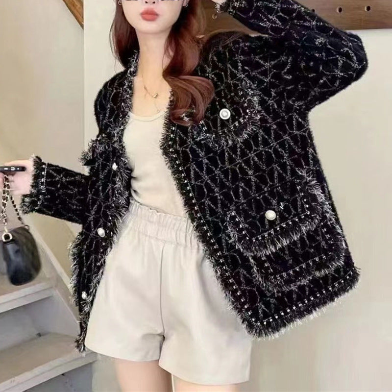 Kvinnors Fluffy Cardigan med Eleganta Knappar och Dekorativ Kant Mirla-Eva Jonsson