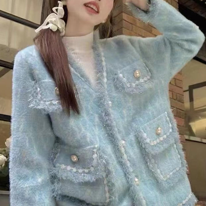 Kvinnors Fluffy Cardigan med Eleganta Knappar och Dekorativ Kant Mirla-Eva Jonsson
