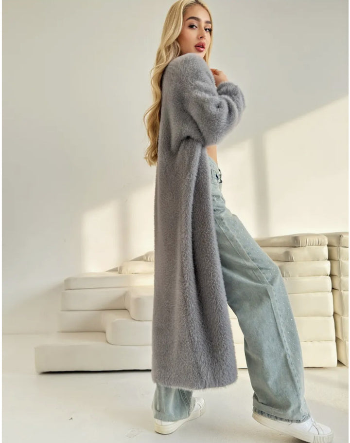 Kvinnors Fluffy Lång Kofta i en Elegant Design med Öppna Fronter och Mjuka Material Mirla-Eva Jonsson