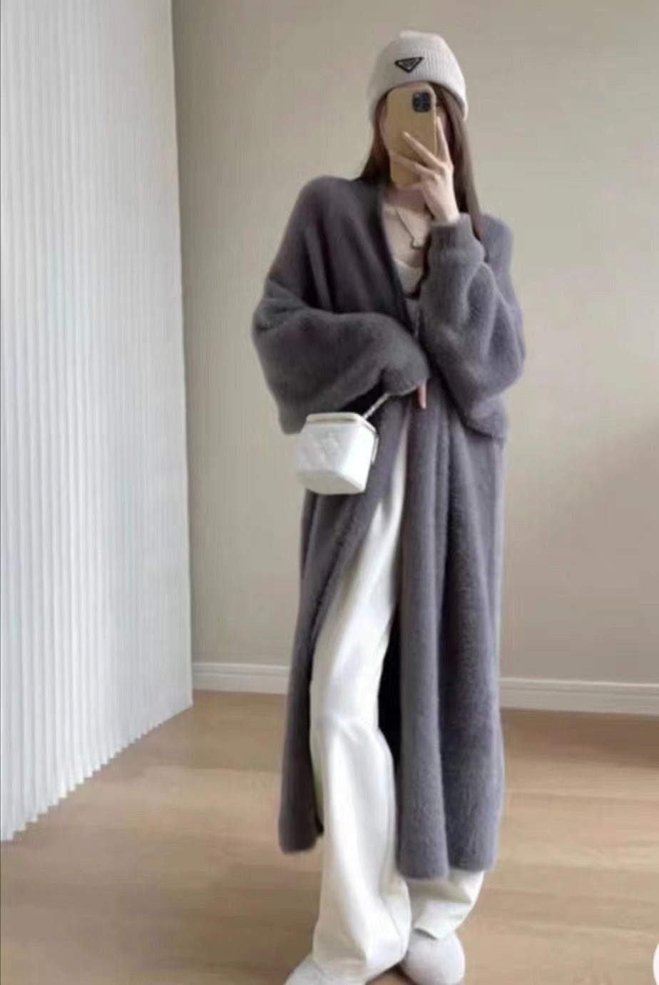 Kvinnors Fluffy Maxi Cardigan med Djup V-hals och Överdimensionerad Silhuett Mirla-Eva Jonsson